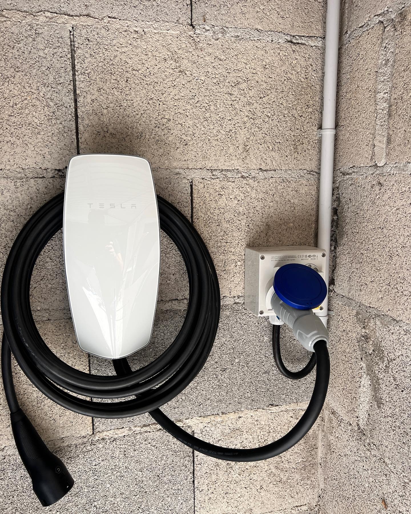 Borne de recharge installée à domicile par e-carplus