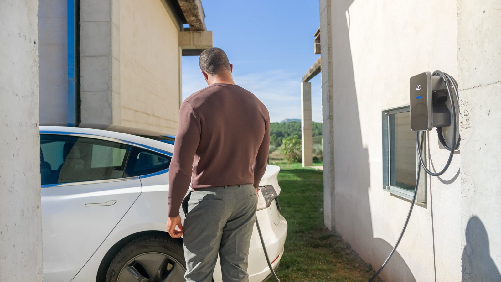 Mise en service d’une borne V2C Trydan : branchement du câble sur le véhicule