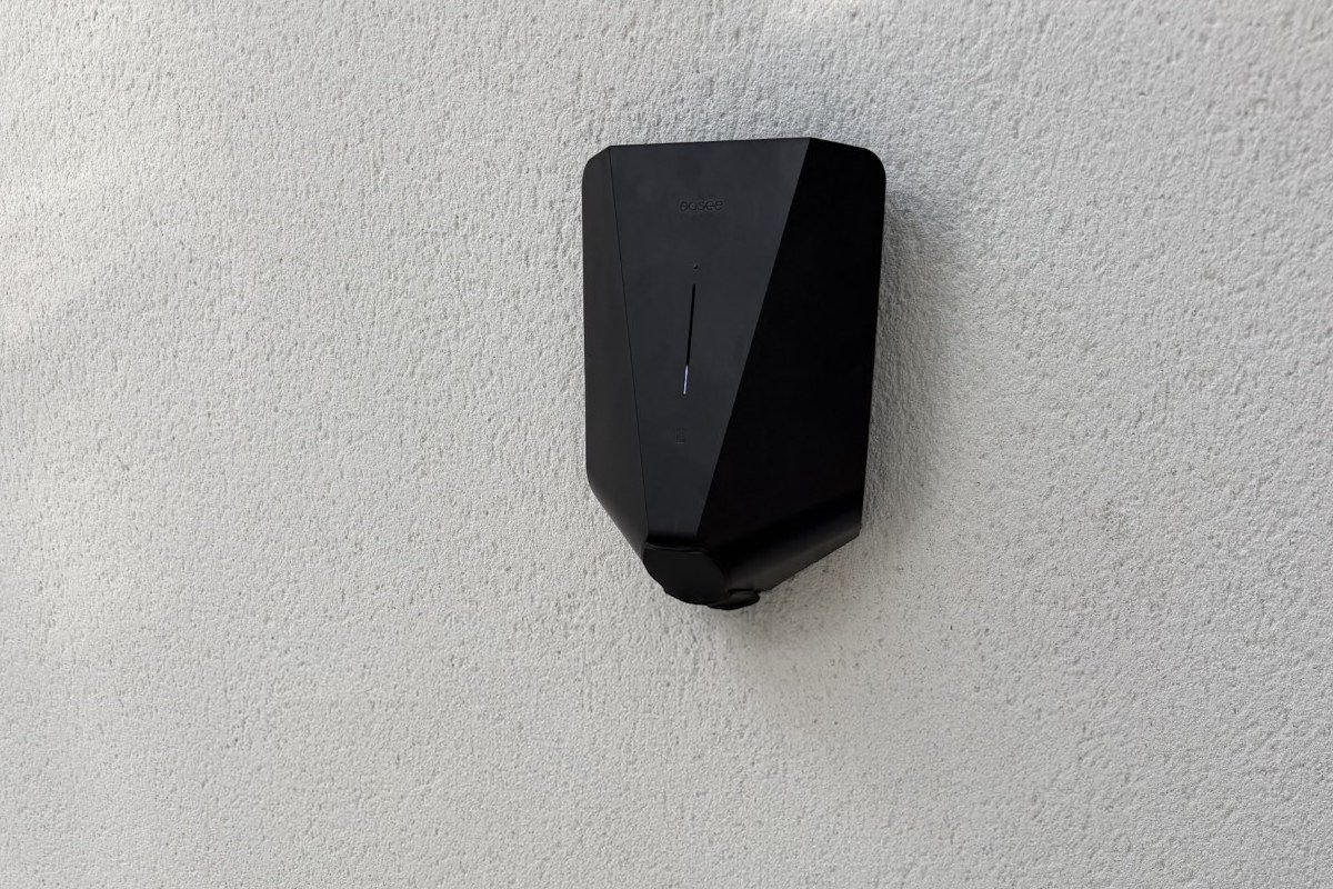 Borne de recharge Easee One installée à domicile par e-carplus